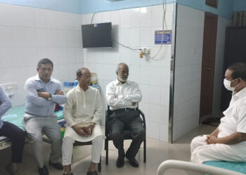 হাসপাতালে চিকিৎসাধীন সাংবাদিক নেতা কাদের গনিকে দেখতে গেলেন মঈন খান