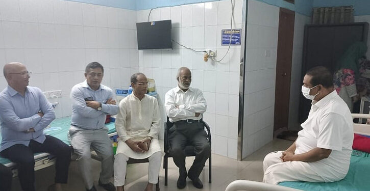 হাসপাতালে চিকিৎসাধীন সাংবাদিক নেতা কাদের গনিকে দেখতে গেলেন মঈন খান