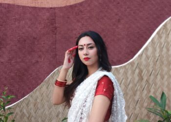 শাড়িতে মোড়া এক নারী: সময়ের সুতোর কবিতা