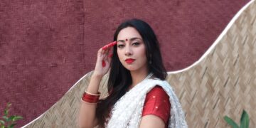 শাড়িতে মোড়া এক নারী: সময়ের সুতোর কবিতা