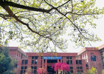 জাবির ১০ নং ছাত্র হলে নারী শিক্ষার্থী এলোট