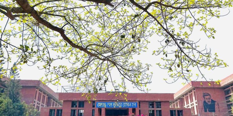 জাবির ১০ নং ছাত্র হলে নারী শিক্ষার্থী এলোট