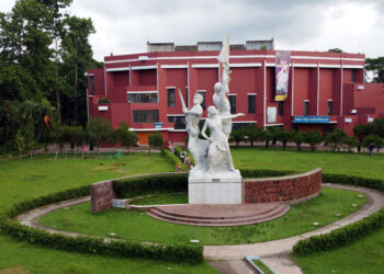 শিক্ষকদের স্বজনদের বহিরাগত আখ্যা