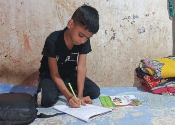 যেসব কারণে শিক্ষায় পিছিয়ে পোশাক শ্রমিকদের সন্তানরা