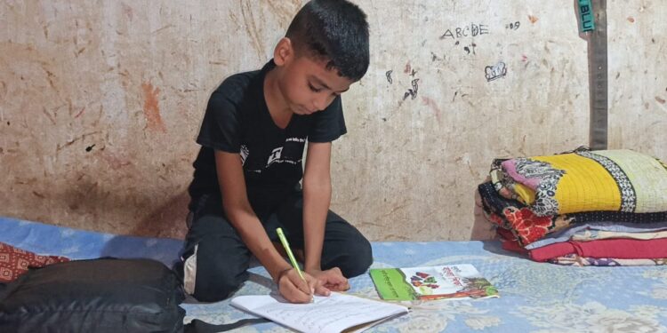 যেসব কারণে শিক্ষায় পিছিয়ে পোশাক শ্রমিকদের সন্তানরা