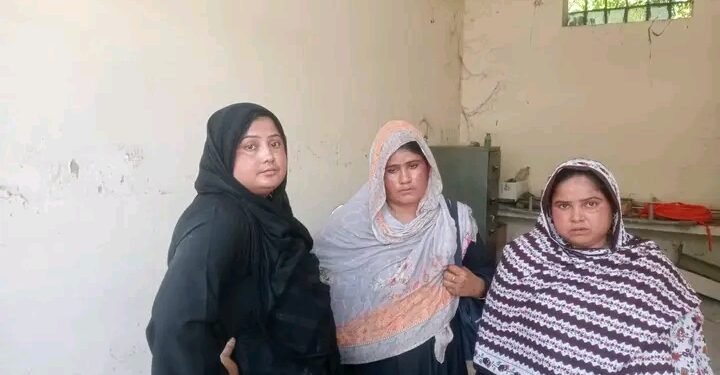 সাভার উপজেলা স্বাস্থ্য কমপ্লেক্সে তিন নারী চোর আটক