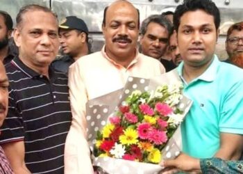 লায়ন আসলাম চৌধুরীকে মনোনয়ন না দেওয়ায় ক্ষোভে উত্তাল সীতাকুণ্ড, মহাসড়ক অবরোধে বিএনপি কর্মীরা