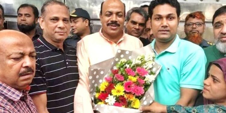 লায়ন আসলাম চৌধুরীকে মনোনয়ন না দেওয়ায় ক্ষোভে উত্তাল সীতাকুণ্ড, মহাসড়ক অবরোধে বিএনপি কর্মীরা