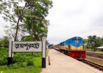 জয়পুরহাট রেলস্টেশনে যাত্রীকে লাঞ্ছিত করার অভিযোগ হেড বুকিং সহকারীর বিরুদ্ধে, তদন্তের আশ্বাস রেল কর্তৃপক্ষের