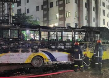 আশুলিয়ায় পার্কিং করা বাসে দুর্বৃত্তদের আগুন, পুড়ে ছাই আলিফ পরিবহন